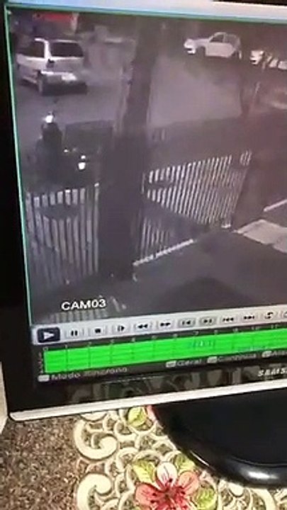 Câmeras de segurança registram furto de veículo gol em Umuarama