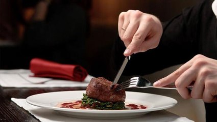 Normal çatal bıçağı unutun! Çelikten bile 3 kat keskin, mutfakların yeni gözdesi tahta bıçak olacak