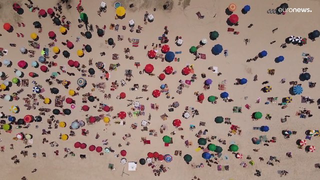 Рио-де-Жанейро: пляж Копакабана снова усеян разноцветными зонтиками