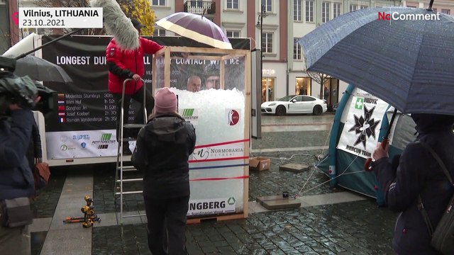 Поляк просидел в ледяном бассейне в Вильнюсе три часа ради рекорда