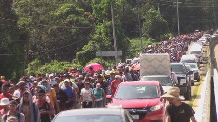 Caravana migrante avanza a paso lento por el sur de México