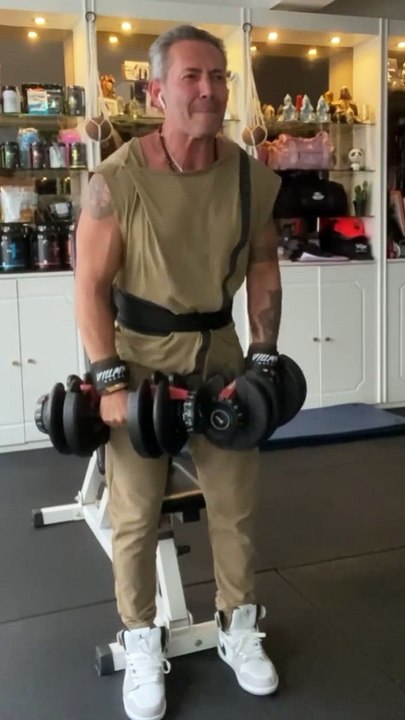 —Gear from @bodyengineers —Happy Thursday Everyone ! —Salut la famille, j’espère que vous allez bien ? Voici mon entraînement Épaules, pectoraux, triceps de ce jeudi après midi. Bon entraînement! —SAVE This 1. Seated Neutral Grip Press - 4✖️12r