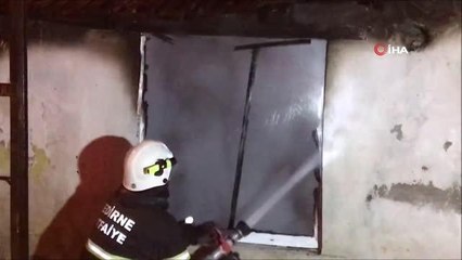 Edirne'de yanan ev kullanılamaz hale geldi