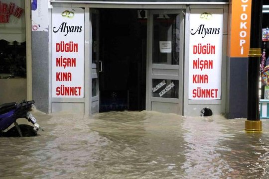 Gece yarısı patlayan su borusu şehrin altını üstüne getirdi: Caddeler göle döndü, iş yerlerini su bastı