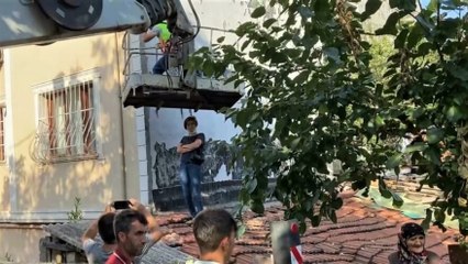 Komşuların ‘mantolama’ krizi: Çatıya çıkıp vinci engelledi