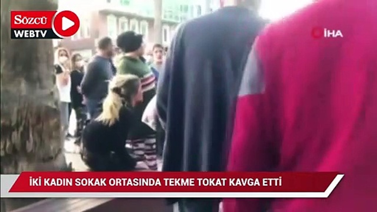 İki kadın onlarca kişinin bakışları arasında tekme tokat kavga etti