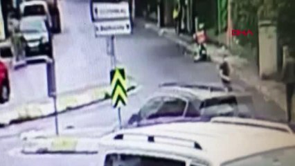 Son dakika haberleri | ELEKTRİKLİ SCOOTER KAZASI; KİCKBOKSÇU OTOMOBİLİN ALTINDA KALMAKTAN SON ANDA KURTULDU