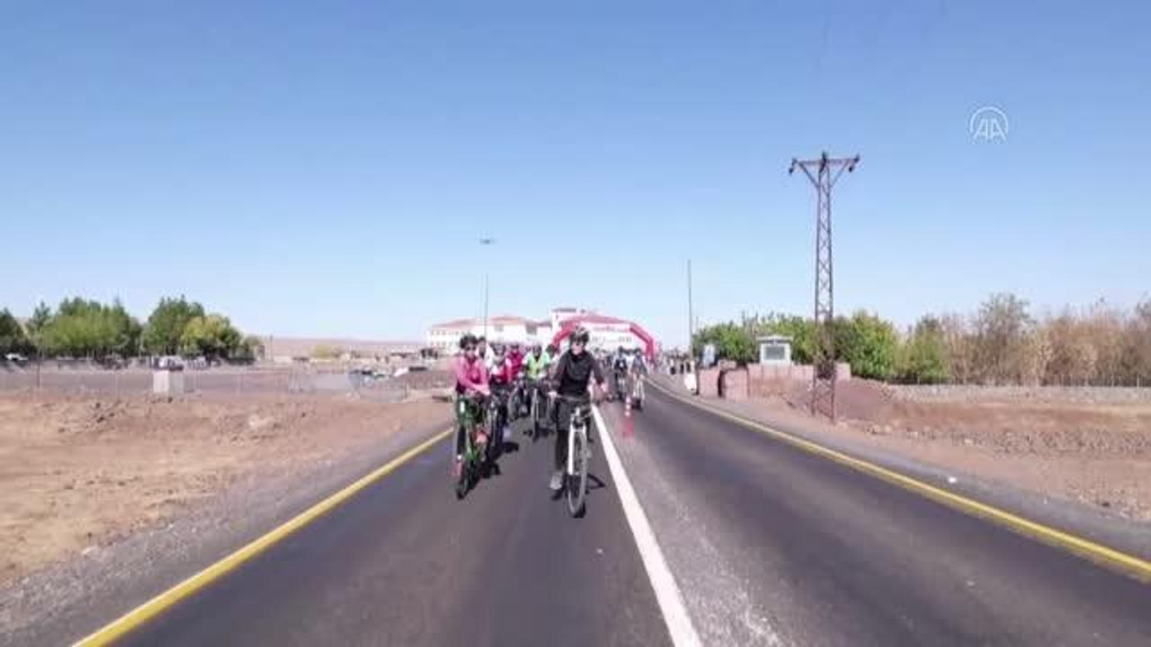 DİYARBAKIR - Karacadağ bölgesinde bisiklet turu, lav yolunda doğa yürüyüşü yapıldı