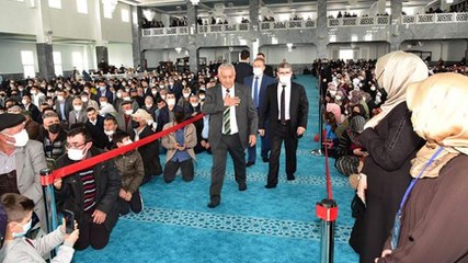 Protokol aşkı cami bile dinlemedi! Kuran kursu öğrencileri için düzenlenen törende tepki çekecek görüntüler