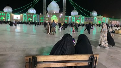 A la espera del mesías entre rezos y neones en una mezquita de Irán