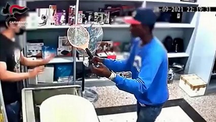 Un homme tente de braquer une boutique avec une raquette électrique