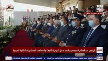 مدير الكلية الحربية يهدي الرئيس السيسي نسخة من المصحف الشريف