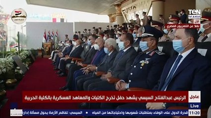 مدير الكلية الحربية يهدي الرئيس السيسي نسخة من المصحف الشريف