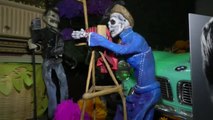 Los mexicanos celebran su tradicional Día de los Muertos con llamativos altares