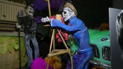 Los mexicanos celebran su tradicional Día de los Muertos con llamativos altares
