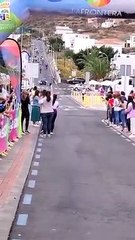 Un cycliste arrive en premier mais ça termine en désastre !