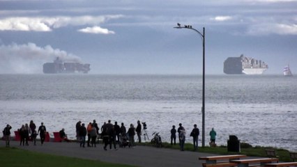 Feuer auf Containerschiff vor Vancouver stößt giftige Dämpfe aus