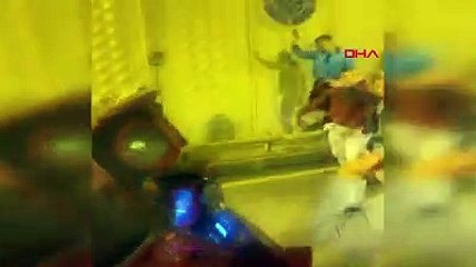 Asker eğlencesi yapan grup, tüneli kapattı; arabaların üzerine çıkıp dans ettiler