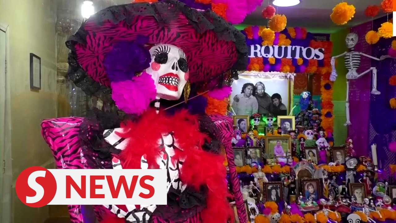 Mexicans prepare altars for Dia de los Muertos
