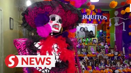 Mexicans prepare altars for Dia de los Muertos