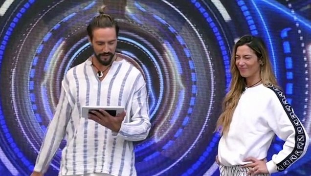 “Guardate!”. GF Vip 6, scatta il bacio tra Soleil Sorge e Alex Belli. Tutti senza parole