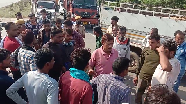 ट्रेक्टर ट्रॉली की टक्कर से दो बाइक सवार घायल, आधा घंटा हाइवे बाधित। देखे वीडियो