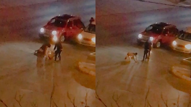 Trafikte ticari taksiden indirdikleri adamı tekme tokat dövdüler