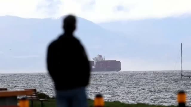 Controlado el incendio en un buque de mercancías peligrosas anclado frente a la costa canadiense.