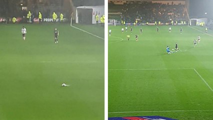 Un but gag sur un terrain de foot inondé