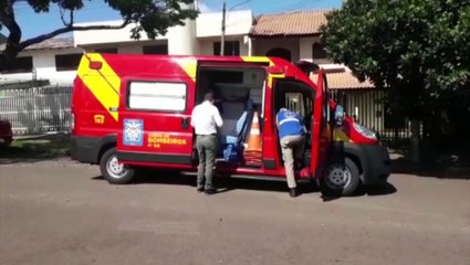 Video herunterladen: Homem de 81 anos sofre queda e fica ferido na Rua Treze de Maio, em Cascavel