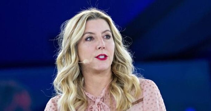 Suite au succès de sa boîte, elle offre 10 000 dollars et deux billets d'avion en première classe à tous ses employés