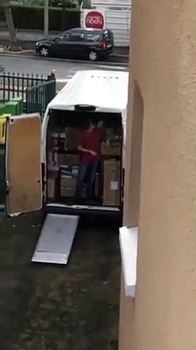 Il déménage et oublie le frein à main de son camion