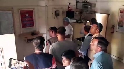 Скачать видео: बैंक में सेंध लगाकर रुपयों से भरा बक्सा पार, ऐसे दिया घटना को अंजाम