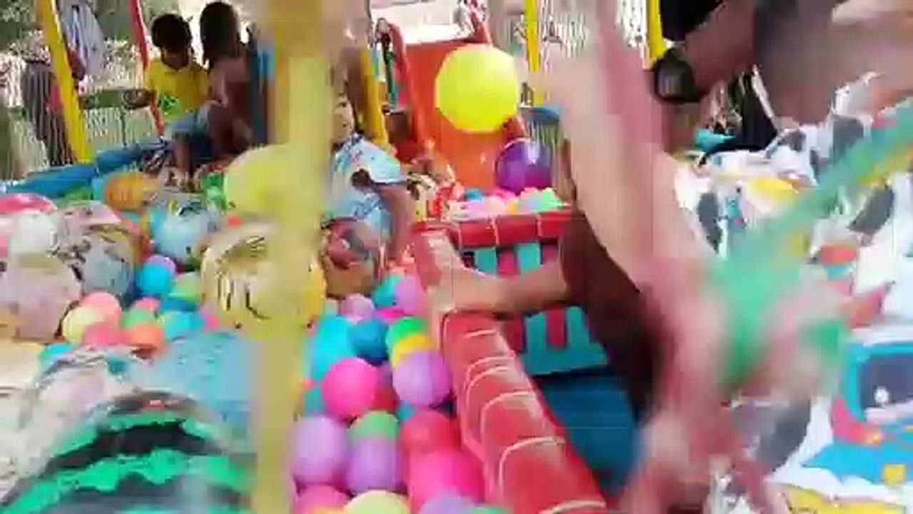 Bermain mandi bola di pasar malam