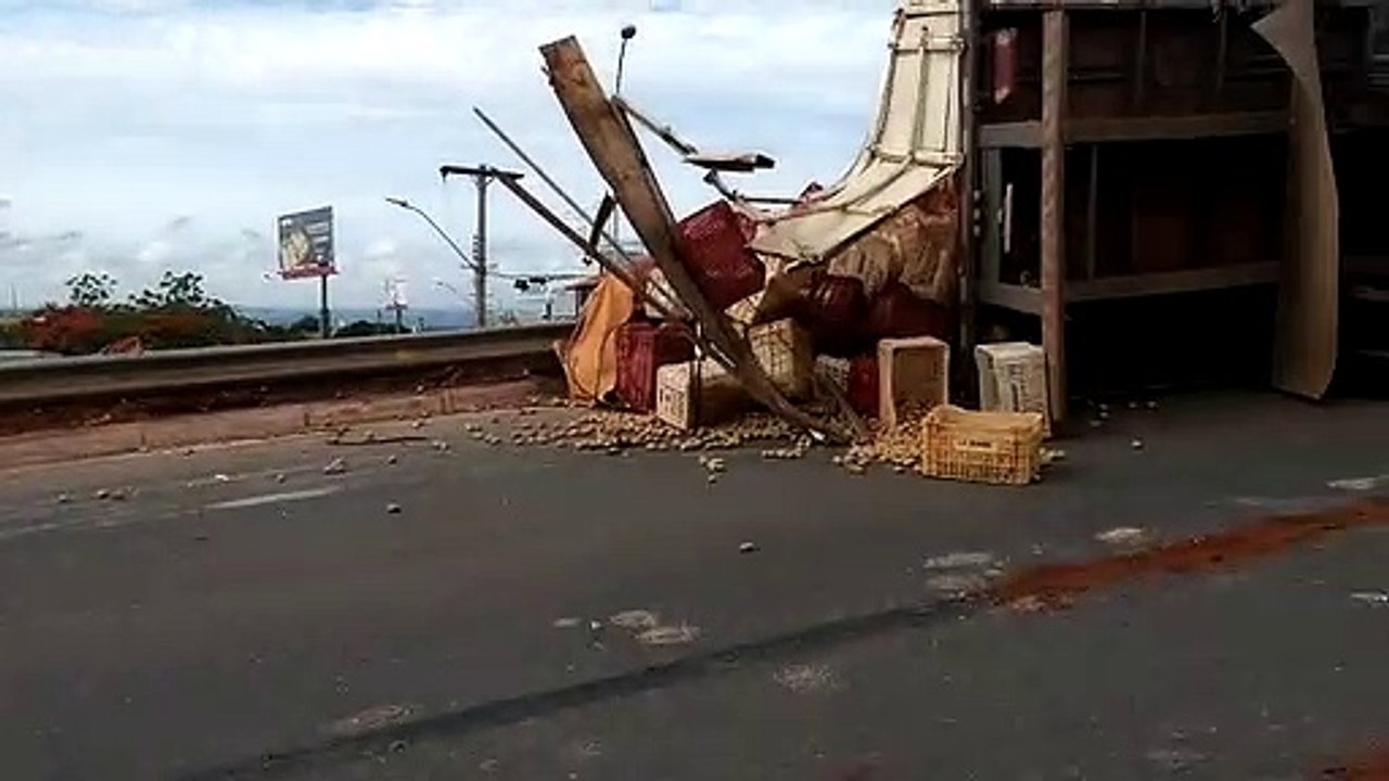 Carreta carregada de batatas tomba na BR-040 e gera engarrafamento em Valparaíso
