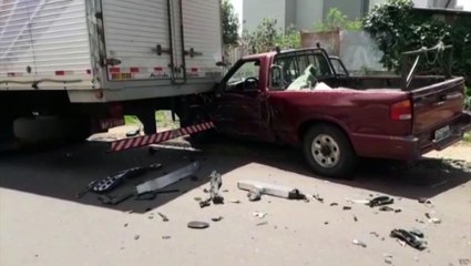 Caminhonete é arremessada contra caminhão após colidir com Mercedes em Cascavel