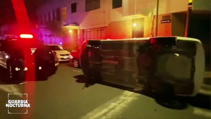 Automóvil quedó volcado tras choque en colonia Ayuntamiento del municipio de Guadalajara