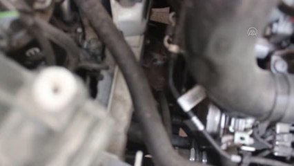 Kamyonetin motor kısmına sıkışan yavru kedi kurtarıldı