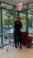 Un homme sans masque fait le chaud avec un vigile et tombe sur le mauvais gars (Russie)