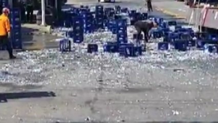 화물차에서 맥주 100상자 떨어져...도로 1시간여 통제 / YTN