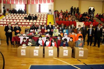 Sivas Valiliği'nden spor malzemesi desteği