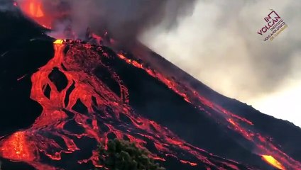 El cono principal del volcán de La Palma se parte