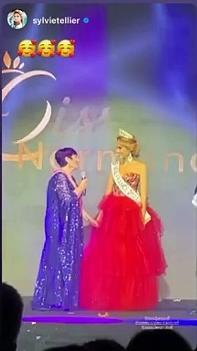 Amandine Petit émue de découvrir sa grand-mère Nicole, qui a été Miss, lors de l'élection de Miss Normandie 2021, le 23 octobre