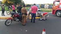 Mulher fica ferida após colisão entre carro e moto em Umuarama