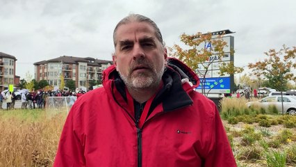 Le directeur de la Halte du coin explique les motifs de la manifestation (Le Reflet - Guillaume Gervais)