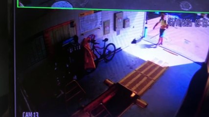 Câmera de monitoramento flagra furto de bicicleta em posto de combustíveis