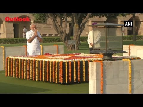 PM Modi Pays Tribute To Mahatma Gandhi, Atal Bihari Vajpayee at Rajghat