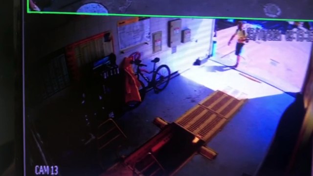 Câmera de monitoramento flagra furto de bicicleta em posto de combustíveis