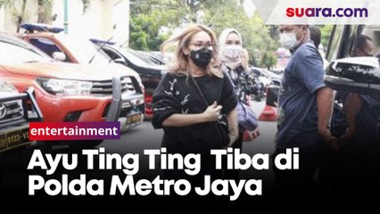 Ayu Ting Ting Lambaikan Tangan Tiba di Polda Metro Jaya