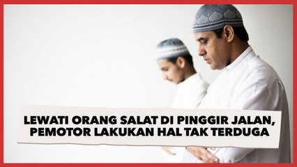 Lihat Orang Salat di Pinggir Jalan, Pemotor Ini Lakukan Hal Tak Terduga